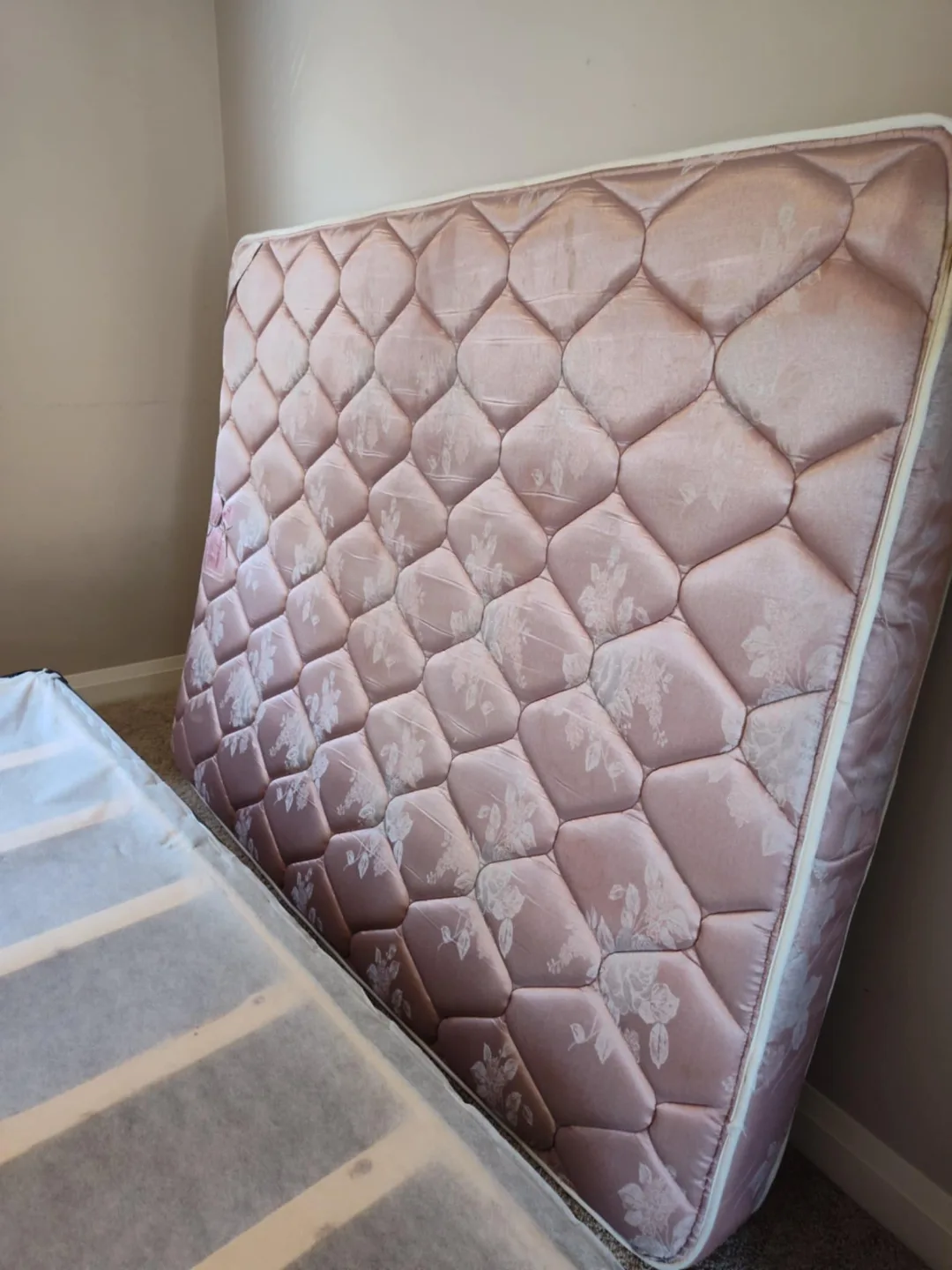 Queen Mattress and Boxspring thumbnail