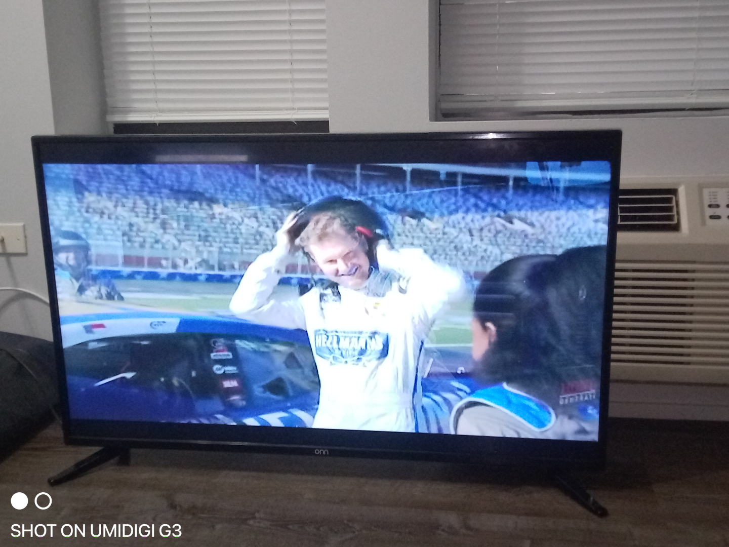 Moving out sale - 43 inch TV - photo 2