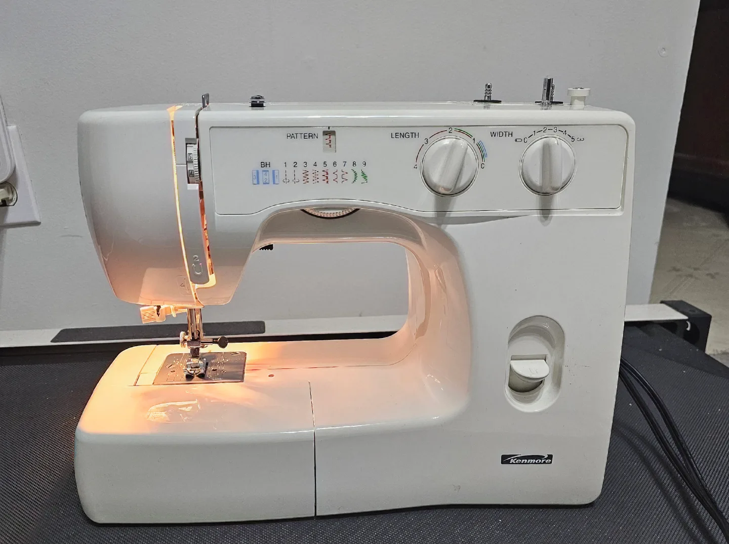 Kenmore Sewing Machine with Carrying Case thumbnail