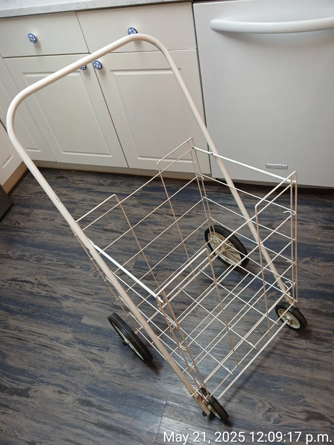 SOLD - White metal frame for grocery shopping $18 thumbnail