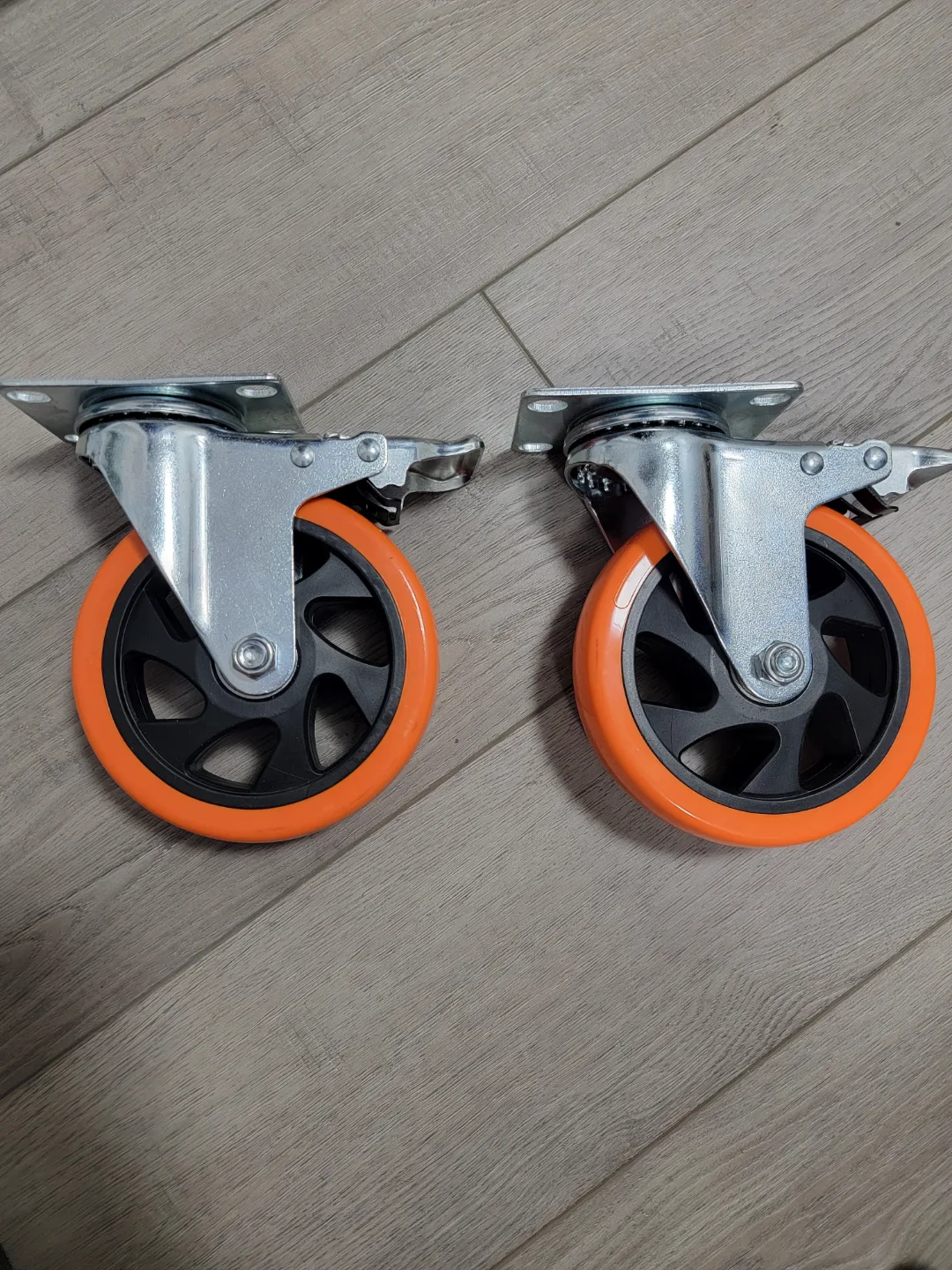Heavy-duty Swivel Casters thumbnail