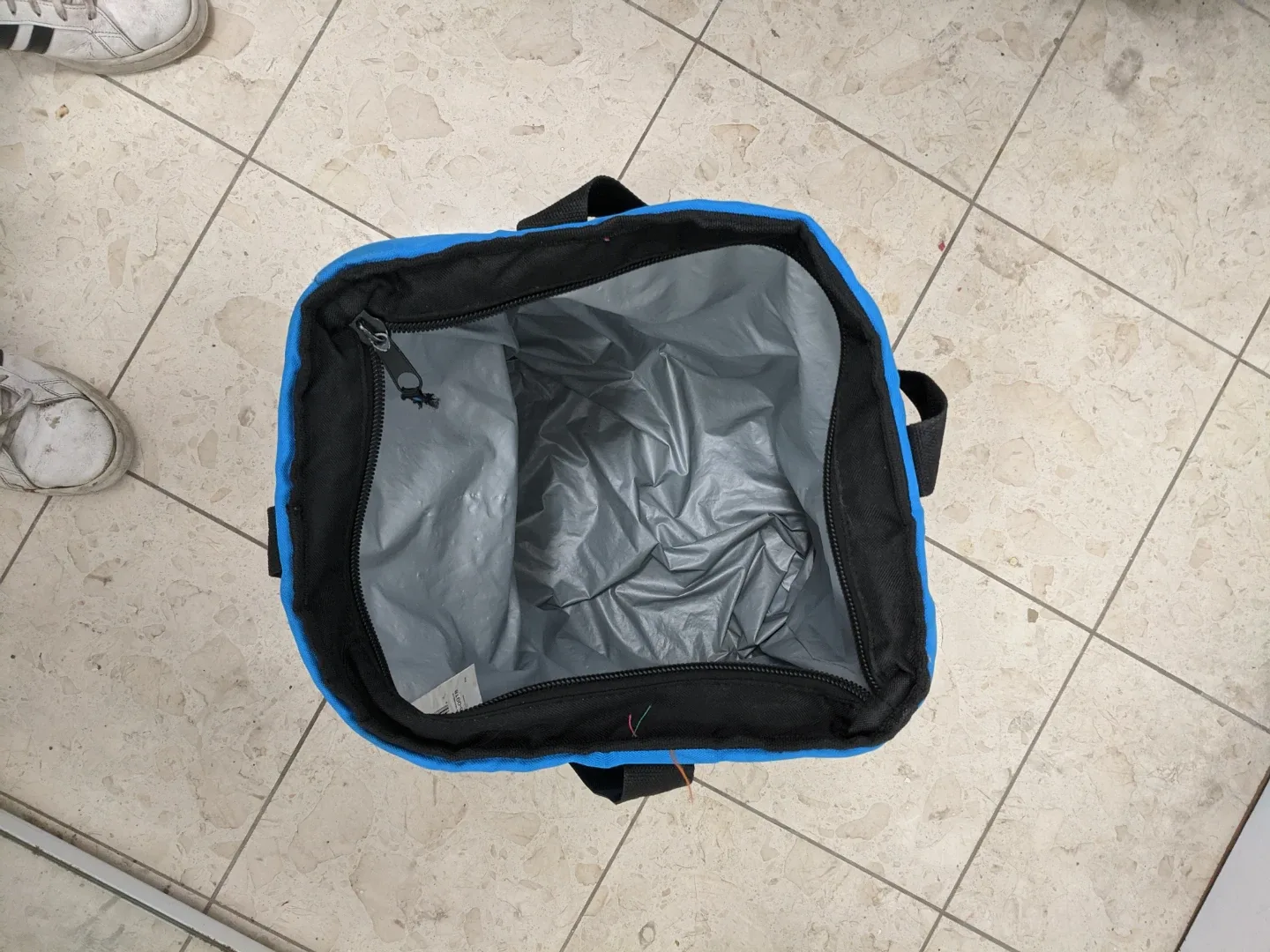 Blue and Black Insulated  Bag image indicator(4)
