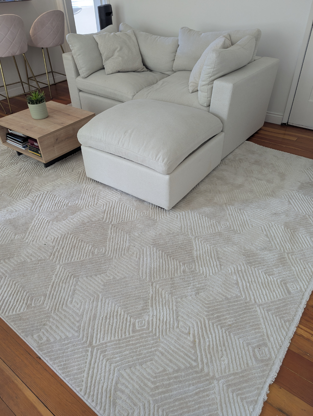 Cream-coloured patterned rug