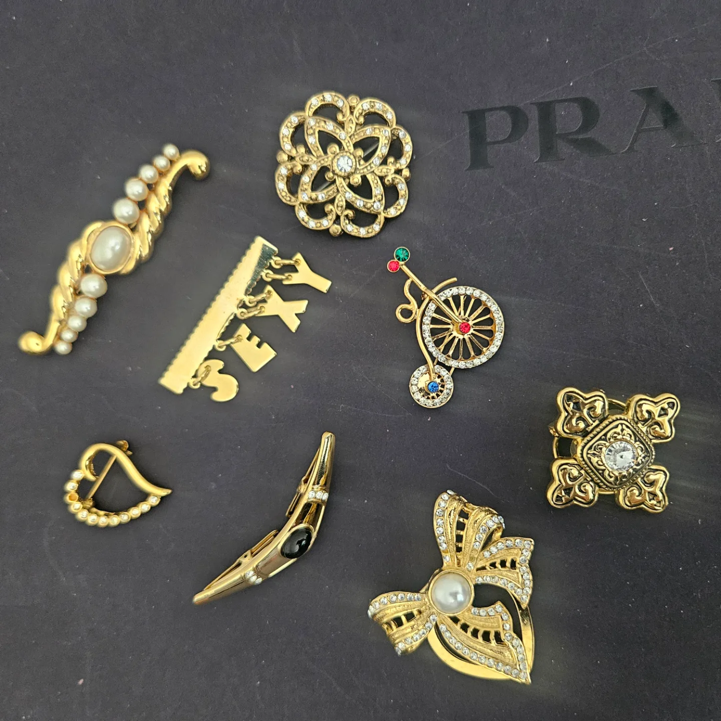 Collection of 15 vintage gold-tone brooches image indicator(2)