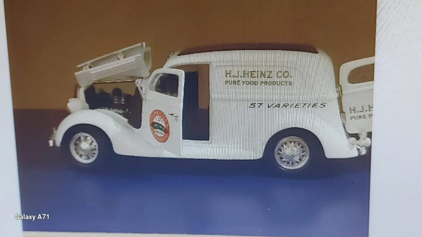 Collectible 1:18 Scale Die-Cast Model Cars - Lot of 7 image indicator(6)