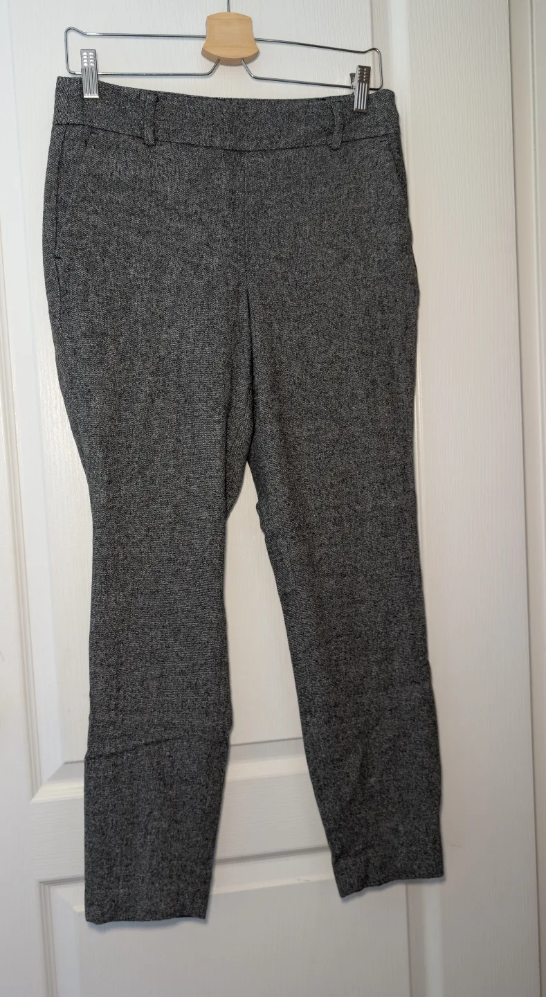 RW&Co. Grey Ankle Pants Size 6 image indicator(2)