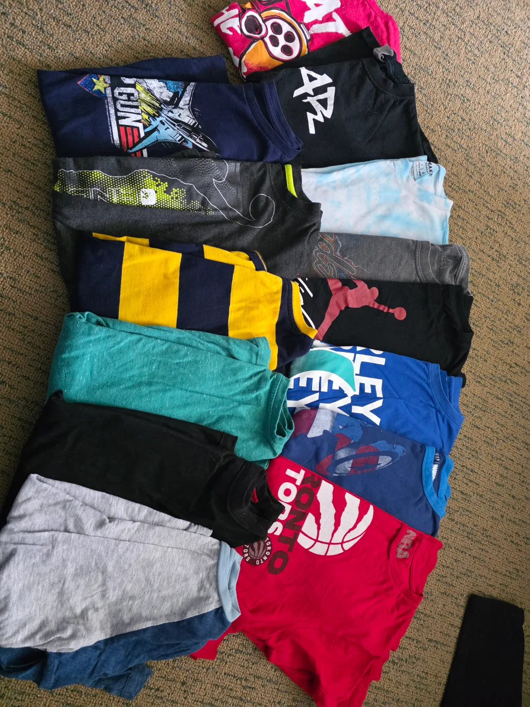 Bundle of 12 Boys' shirts Size youth large thumbnail