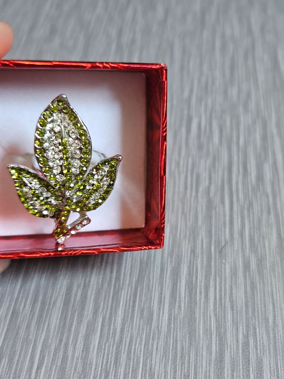 Sparkly Leaf Ring - Green and Clear Rhinestone image indicator(3)