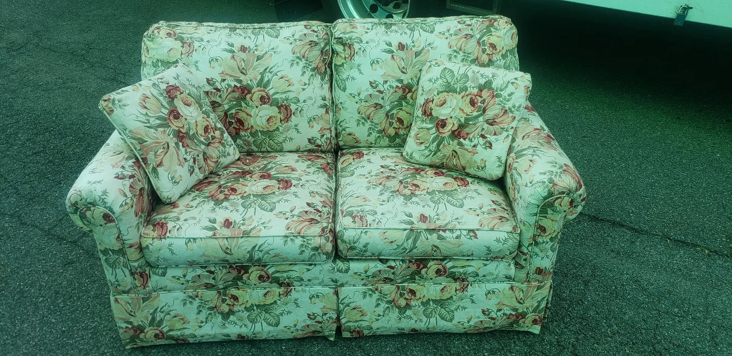 Ethan Allen Floral Loveseat image indicator(5)