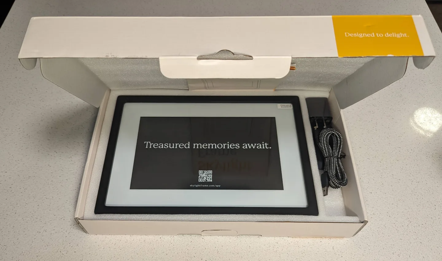 Skylight Digital Picture Frame - WiFi Enabled, Touch Screen. image indicator(3)