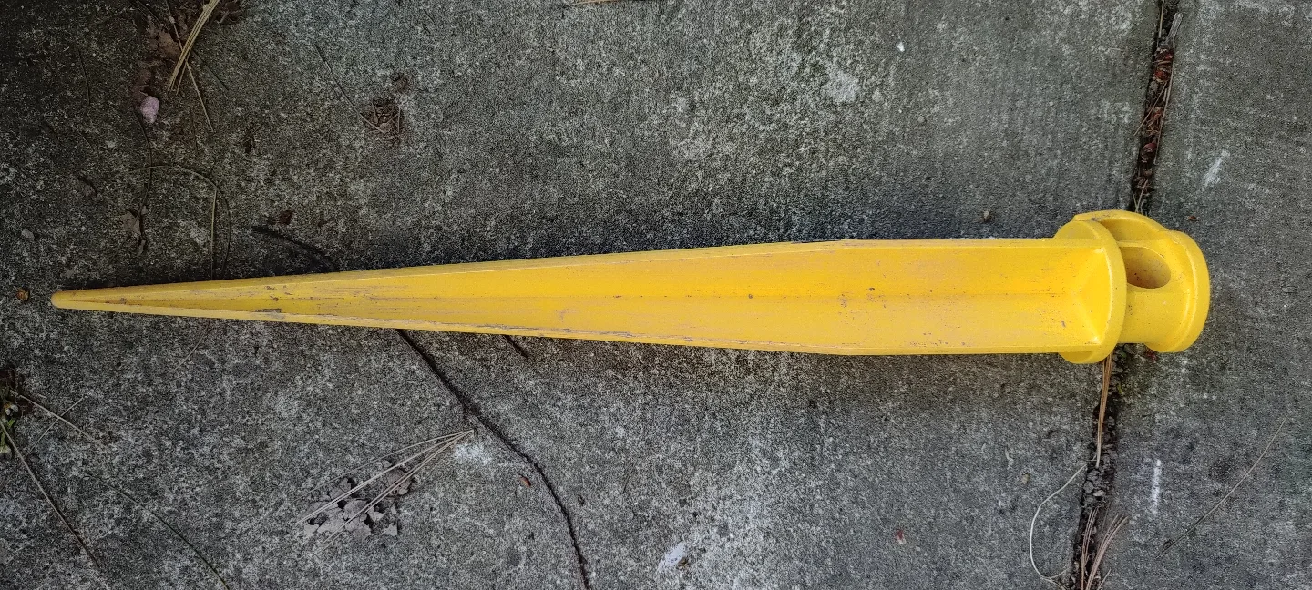 Pair of Heavy DutyYellow Plastic Ground Stakes image indicator(3)