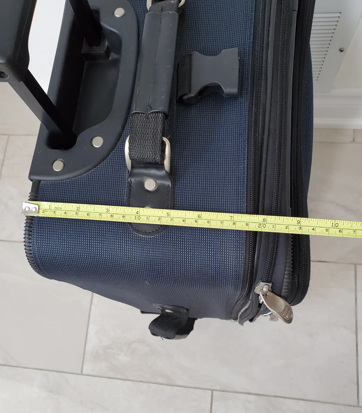 Protégé Expandable Rolling Suitcase image indicator(7)