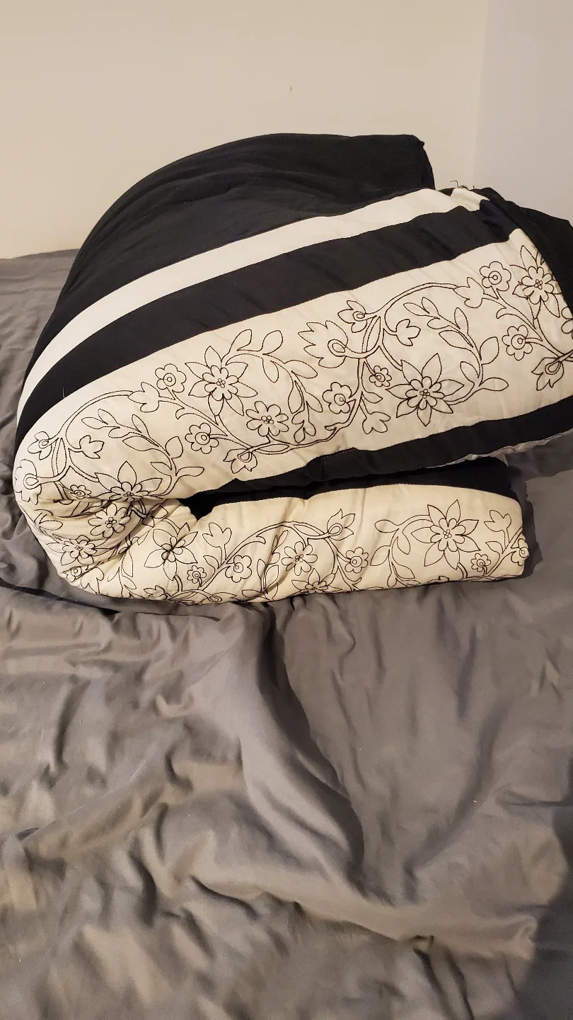 Queen Blanket - Moderately Used & Excellent Condition thumbnail