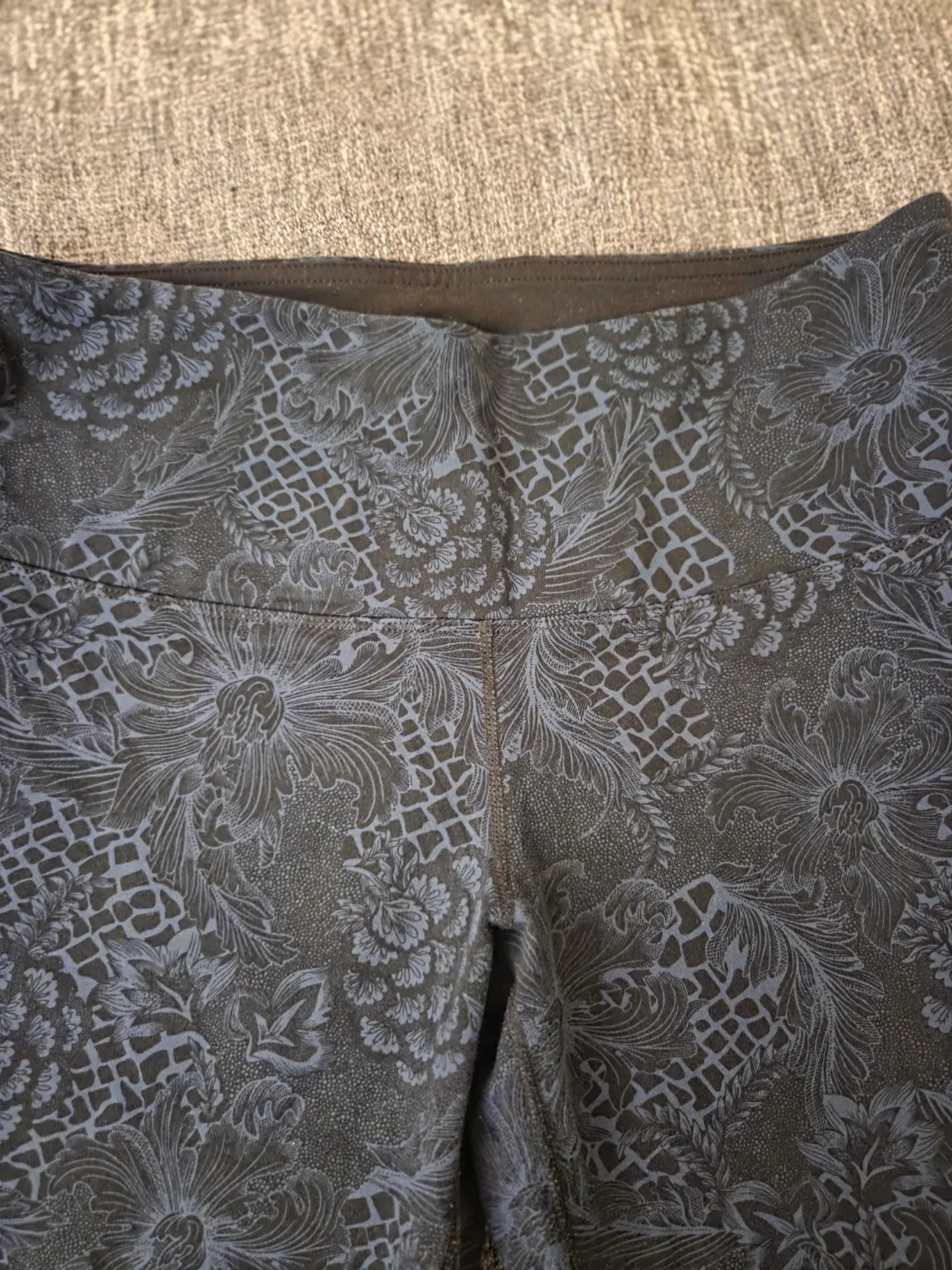 Kirkland Signature Women's Capri Leggings - Size Medium thumbnail