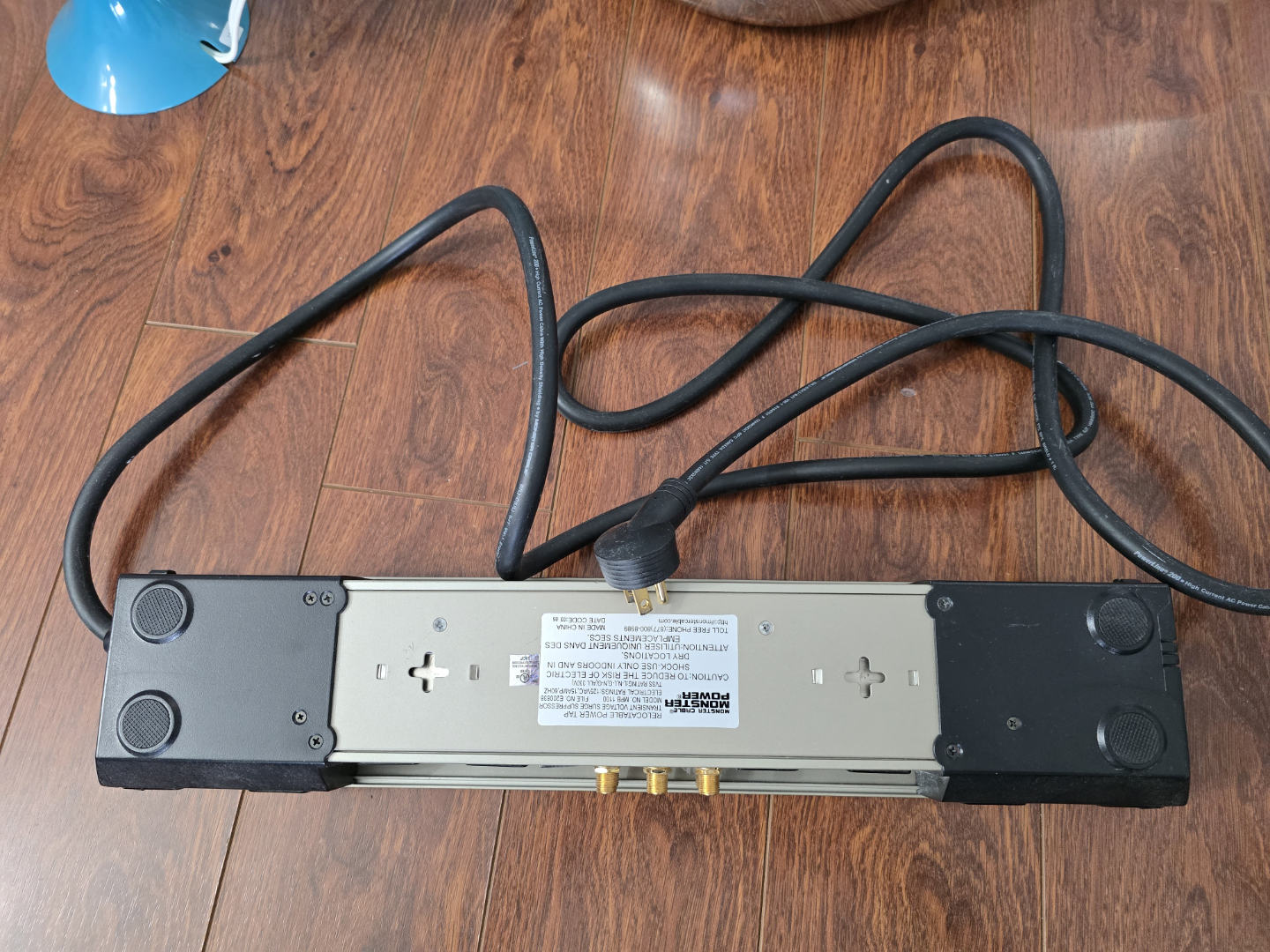 APC Performance 8-Outlet Surge Protector Power Bar - photo 4