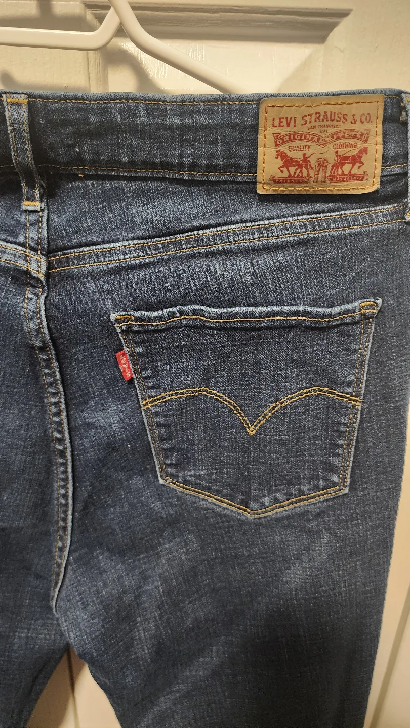 Levi's 721 High Rise Skinny Jeans - Size 31 image indicator(2)