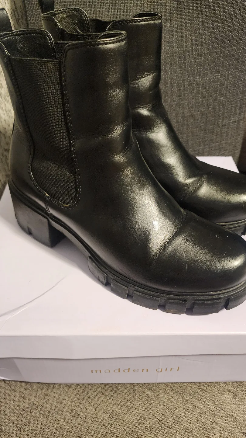 Madden Girl Tessa Black Pari Chelsea Boots - Size 10