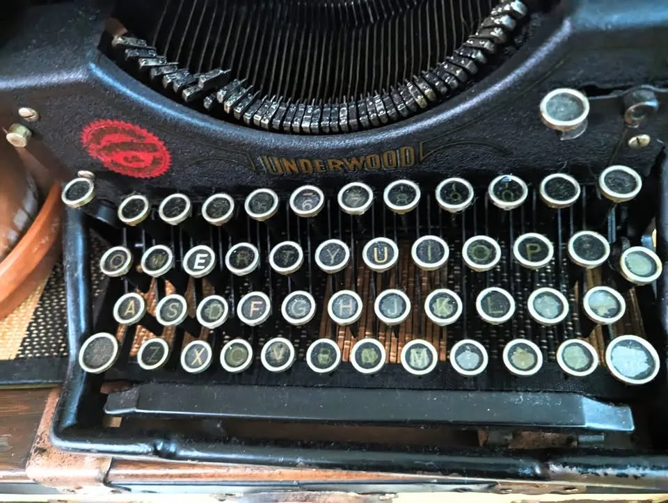 Vintage Typewriter (1920) image indicator(3)