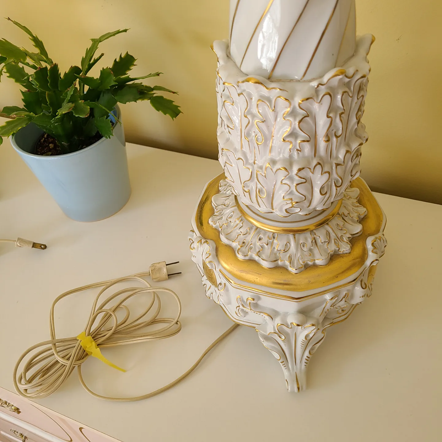 Pair of Elegant Porcelain Table Lamps with Gold Accents image indicator(2)