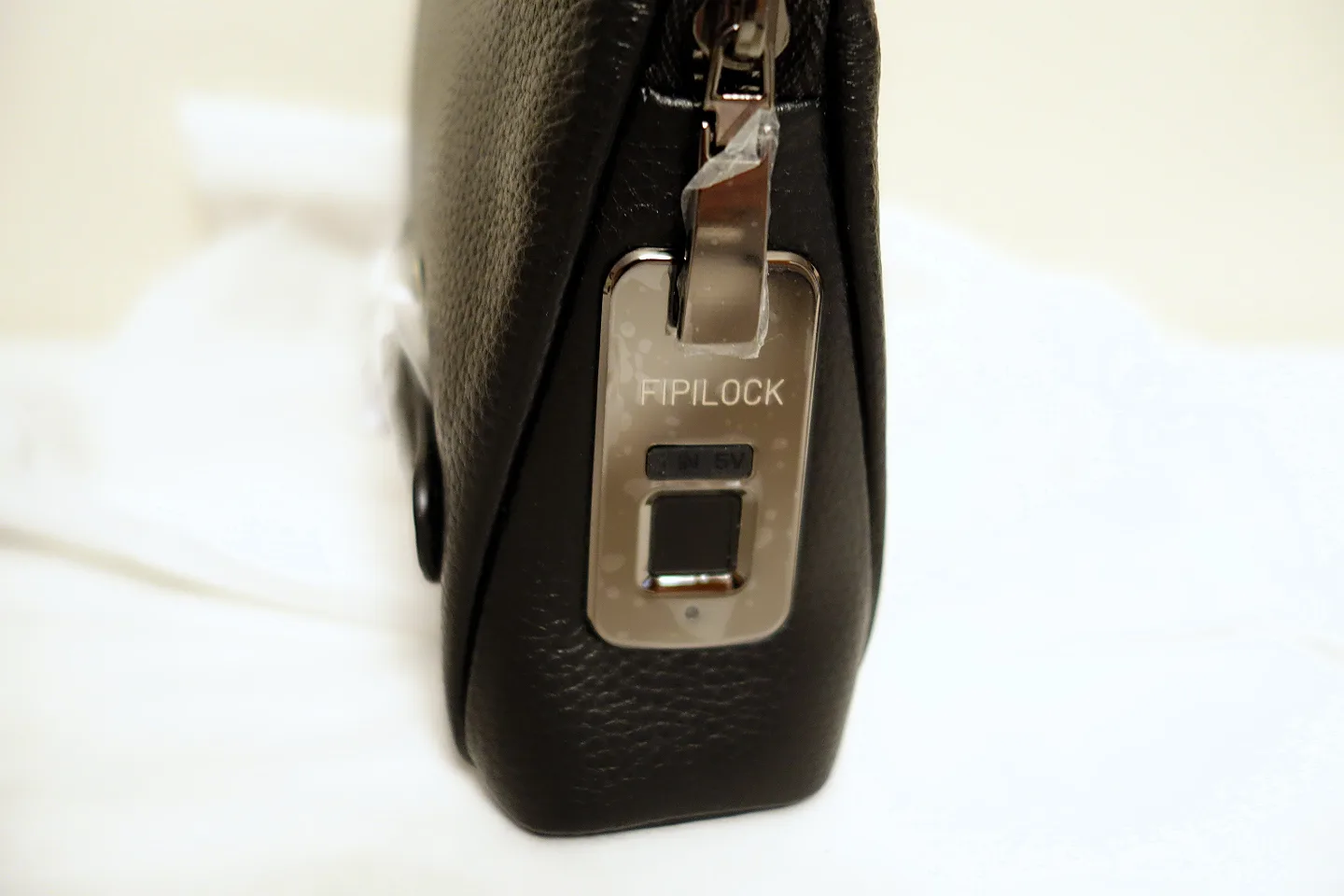 NEW Fipilock Biometric Fingerprint Locking Leather Clutch Case image indicator(4)