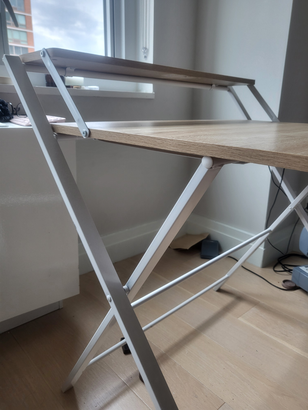Desk + desk light for free - photo 3