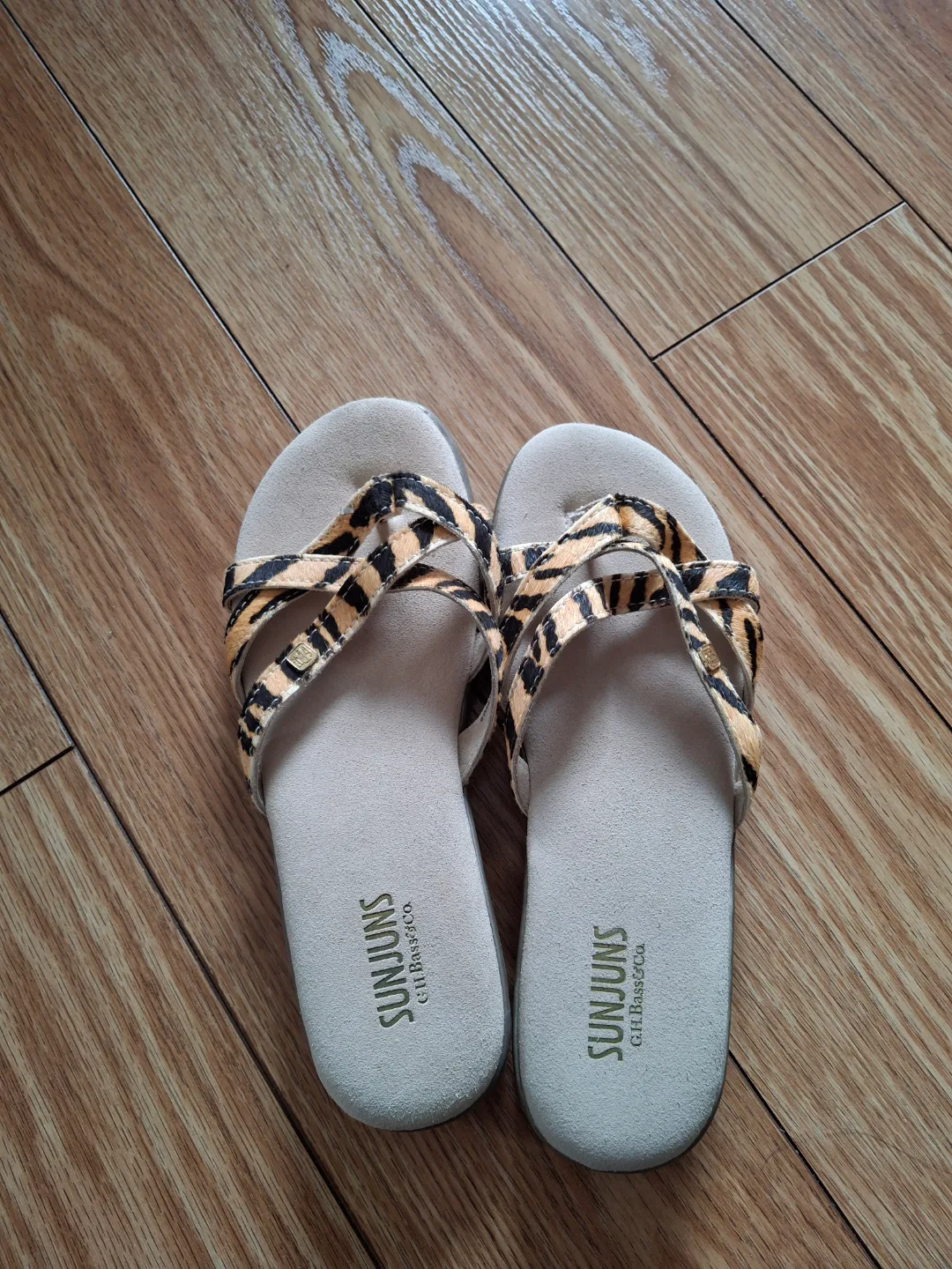 Sunjun's Gh Bass & Co. Tiger Print Sandals - Size 6 image indicator(3)