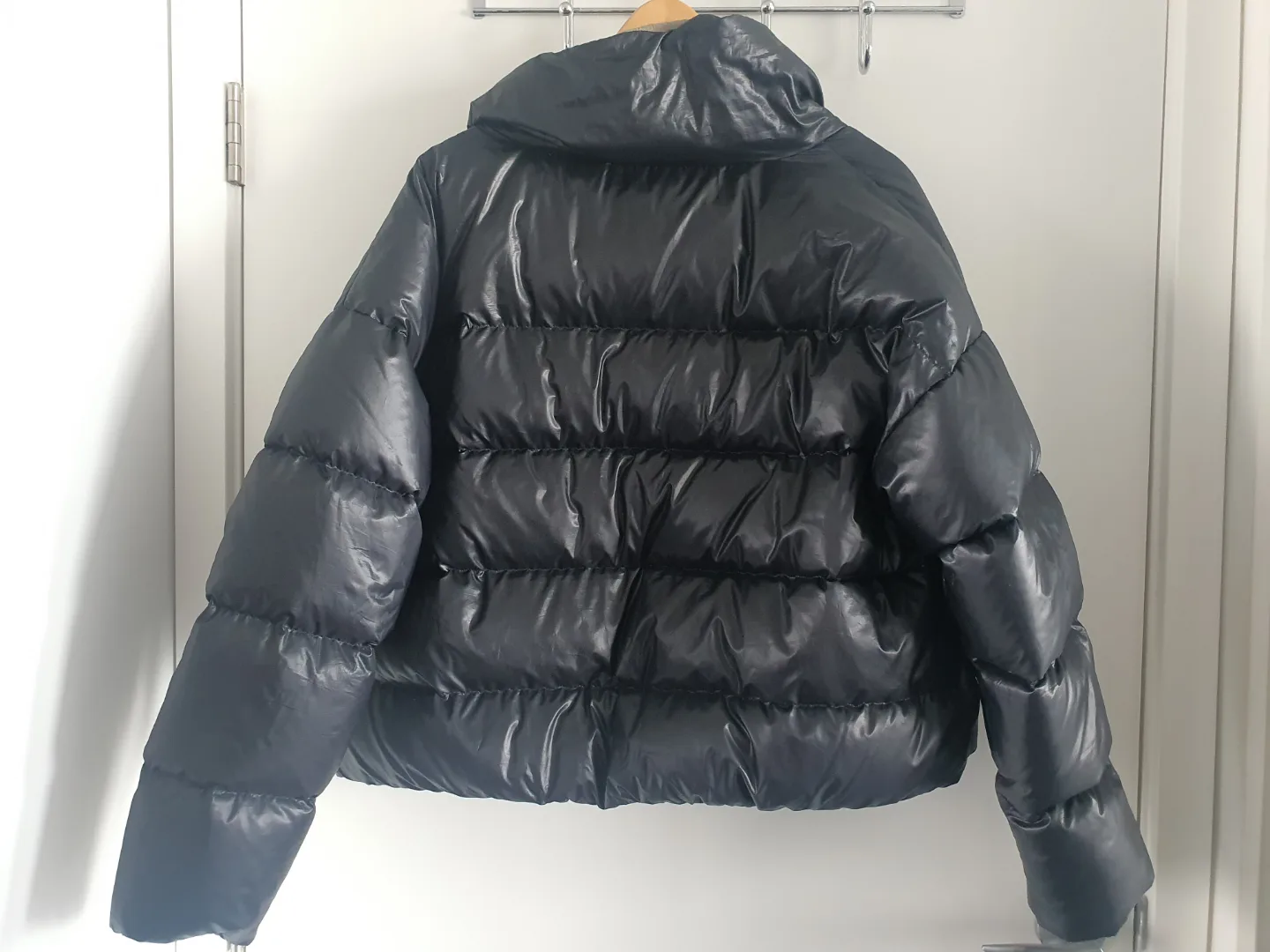 Nike Women's Size Medium Black Puffer Jacket image indicator(4)