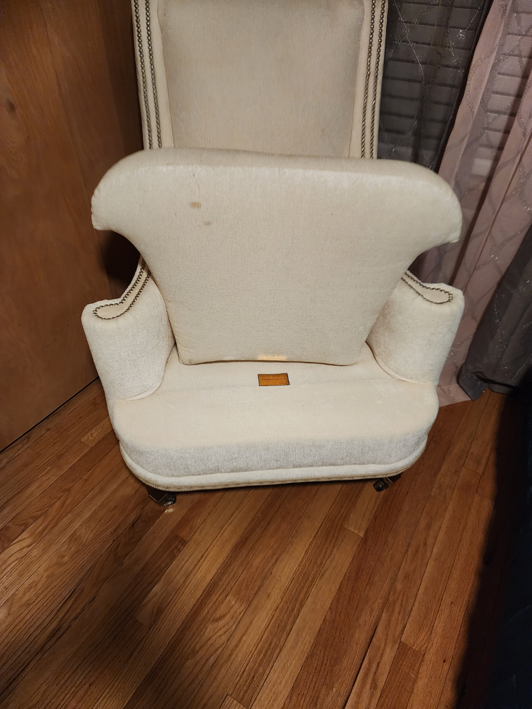 Cream-colored accent chair - photo 3