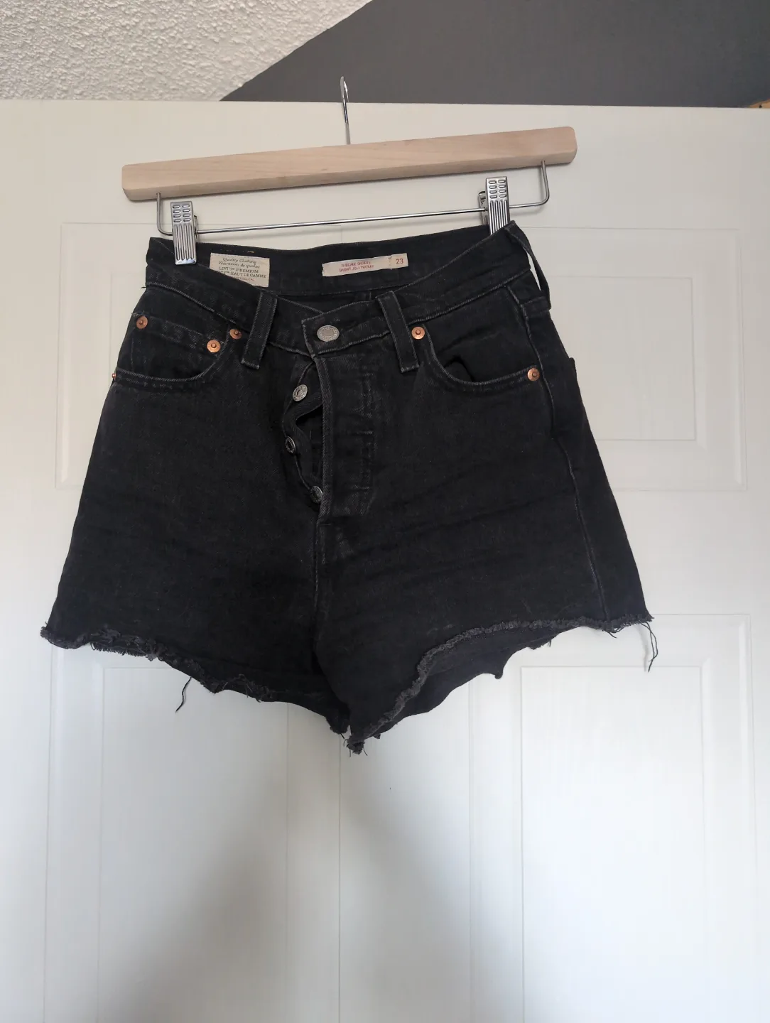 Levi Size 23 Ribcage Shorts thumbnail