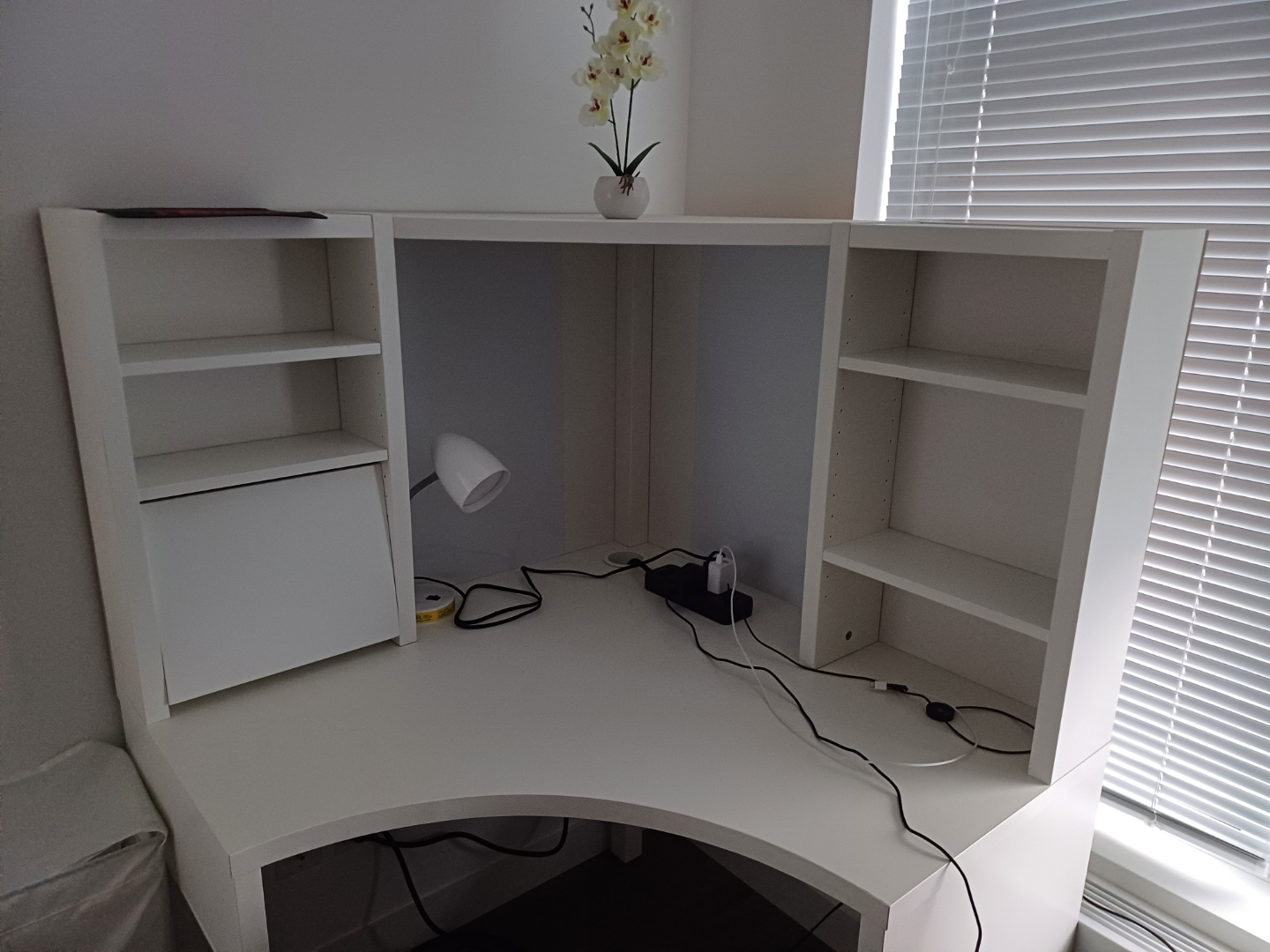 White Corner Desk with Built-in Shelves - photo 3