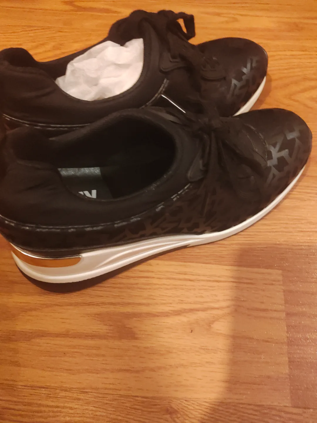 DKNY Black Sneakers - Size 7.5(sales) image indicator(3)