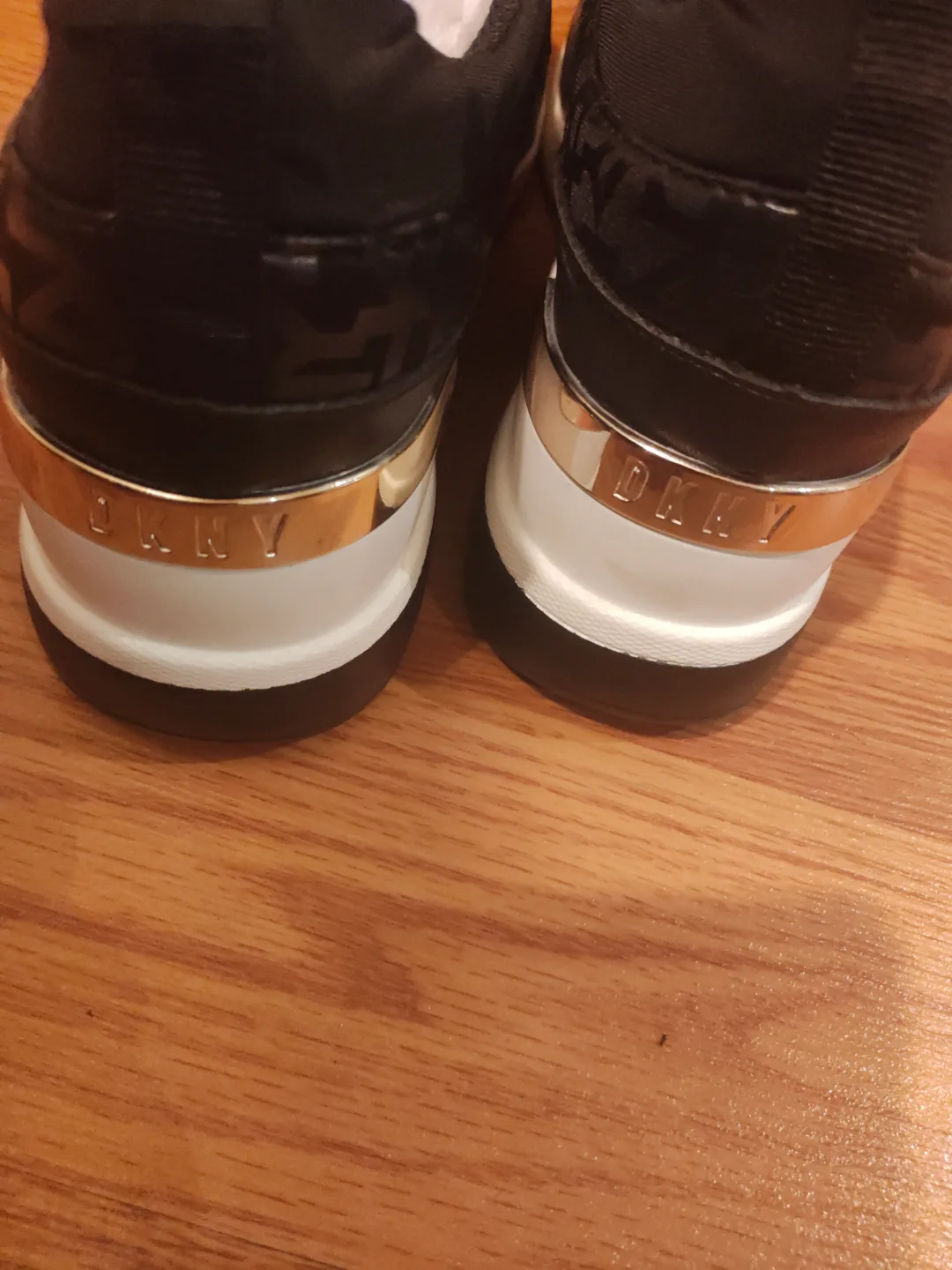 DKNY Black Sneakers - Size 7.5(sales) image indicator(4)