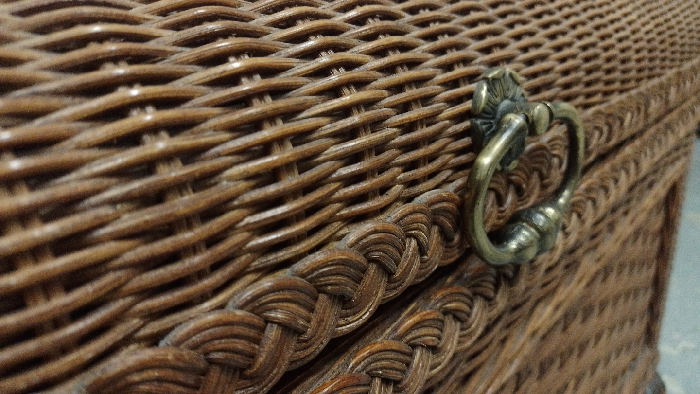 Large Vintage Wicker Rattan Chest with Lid Support - photo 4