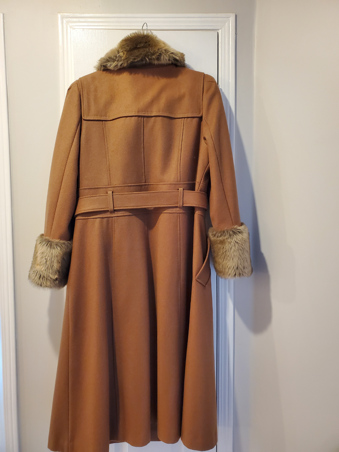 Classic long coat with faux fur trim - photo 2