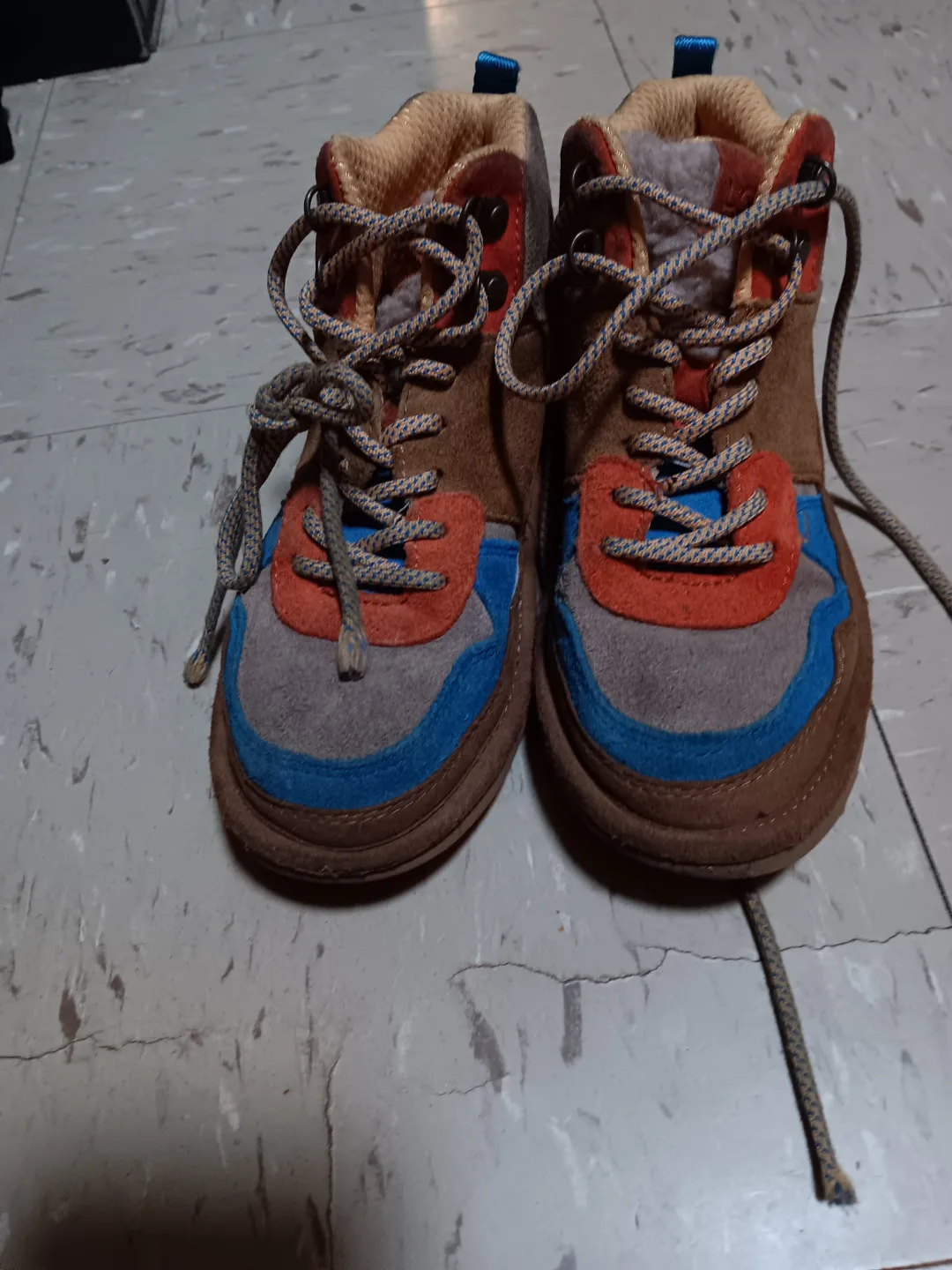 #Freecycle UGG Kids' Neumel Hiking Boots Size 8 image indicator(2)