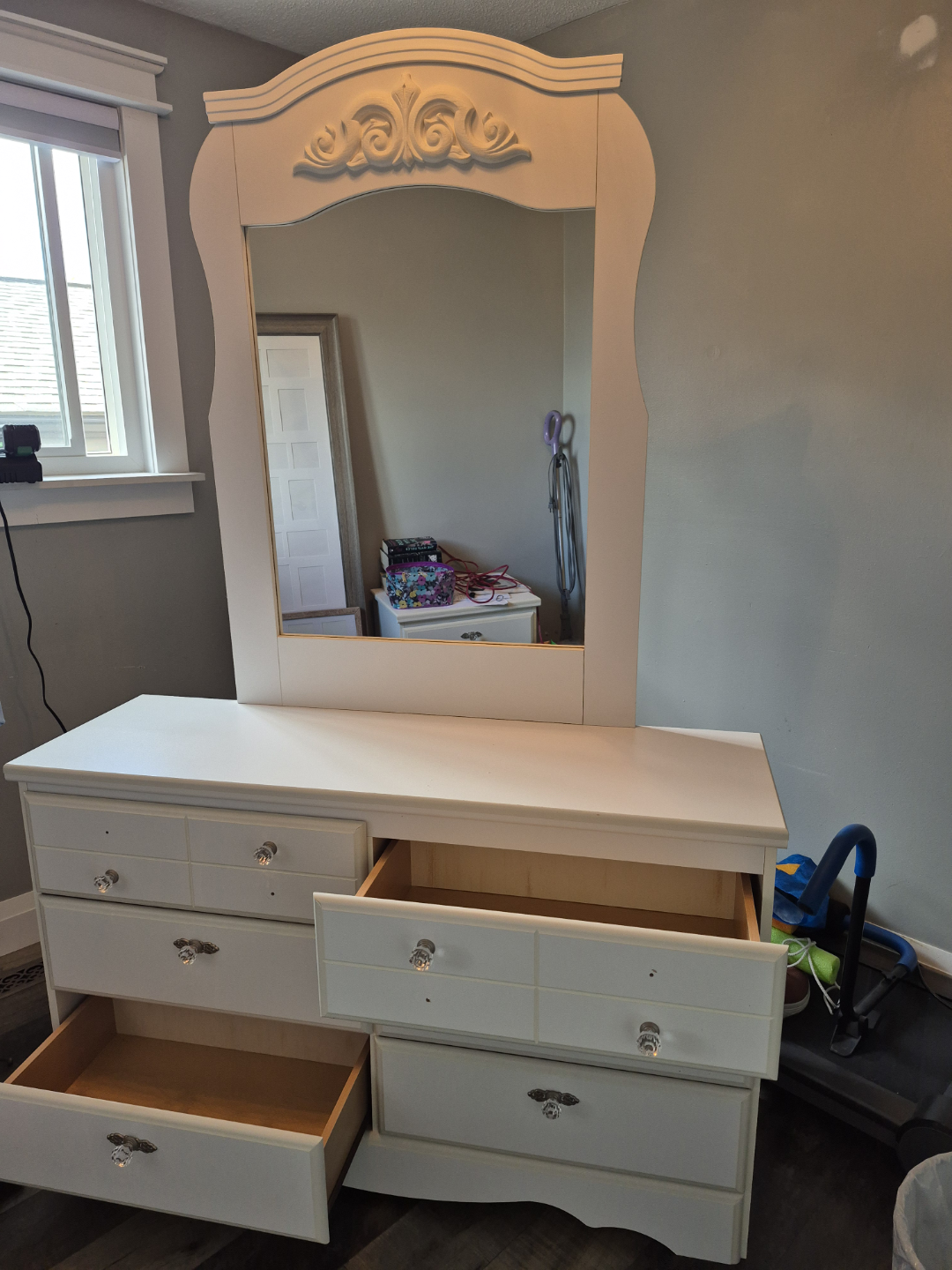 White Vanity with Mirror and Six Drawers - photo 2