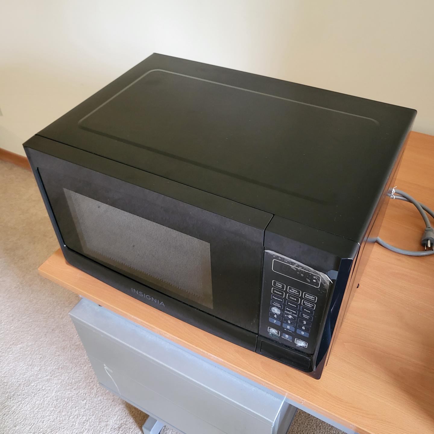 Insignia 0.9 Cu. Ft. Black Microwave - photo 2