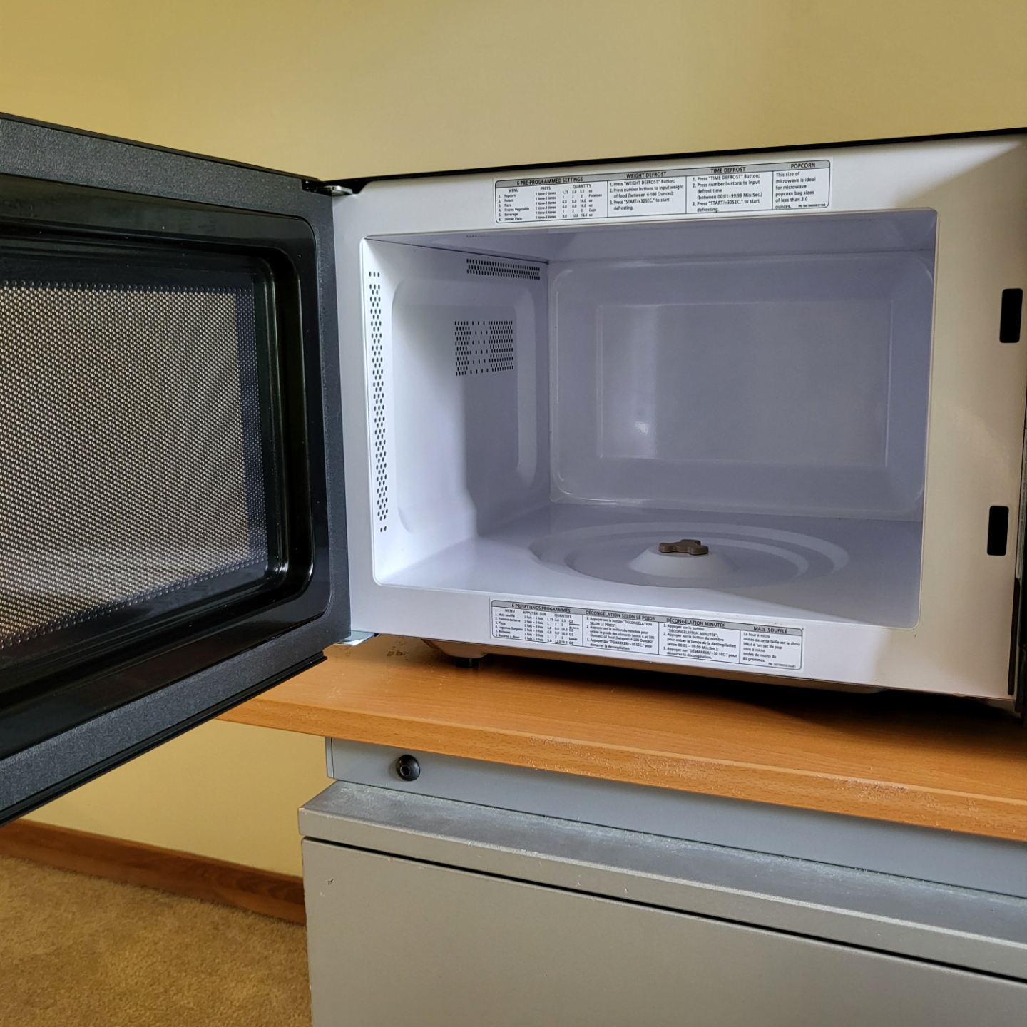 Insignia 0.9 Cu. Ft. Black Microwave - photo 4