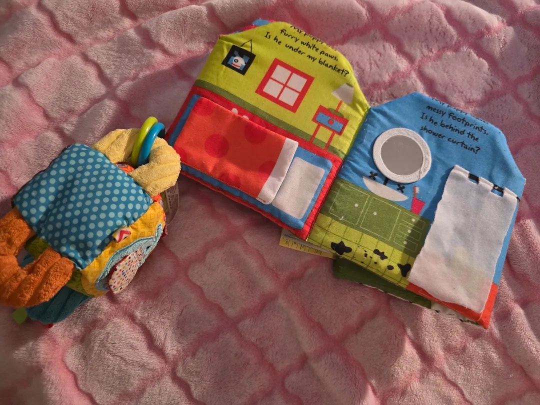 Melissa & Doug K's Kids Soft Book & Activity Cube image indicator(2)