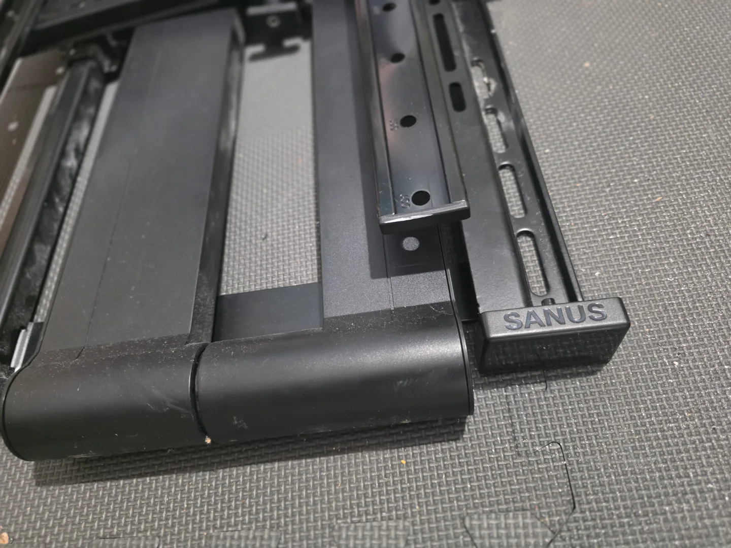 Sanus Full Motion TV Wall Mount image indicator(5)