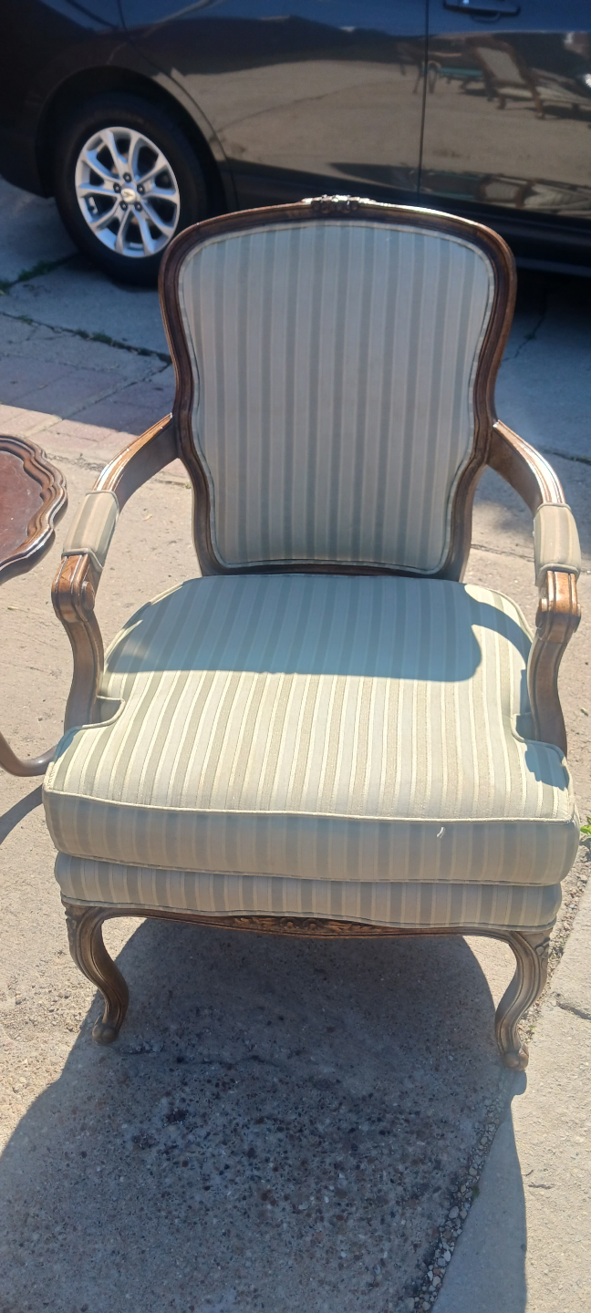 Pair of Armchairs with Matching Side Table - photo 2