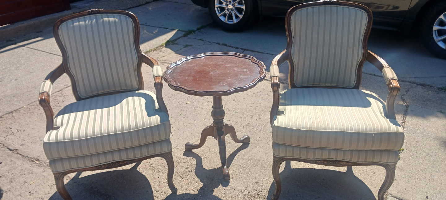 Pair of Armchairs with Matching Side Table - photo 5