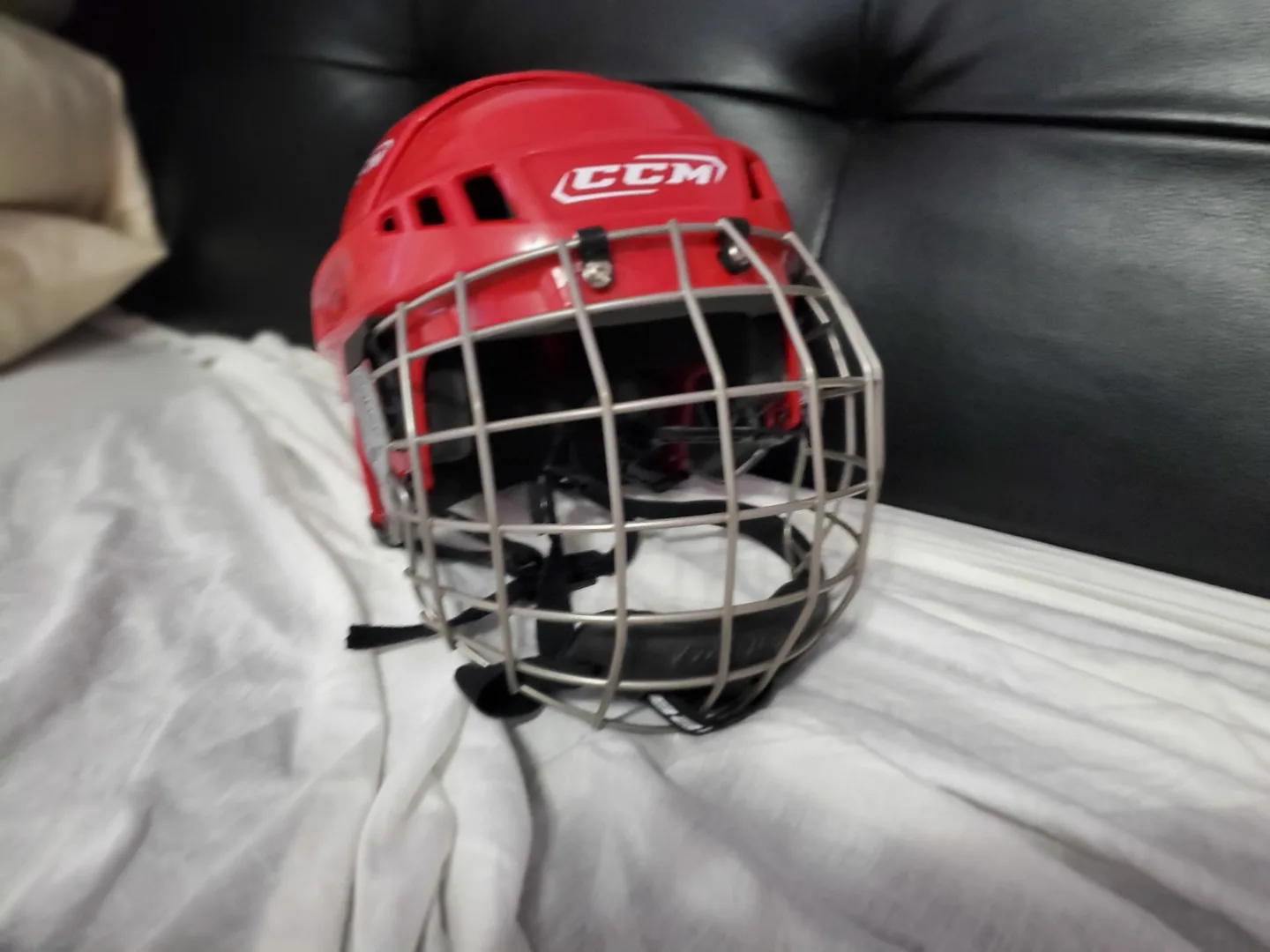 CCM Red Hockey Helmet with Bauer Cage (Certified hockey helmet) image indicator(6)