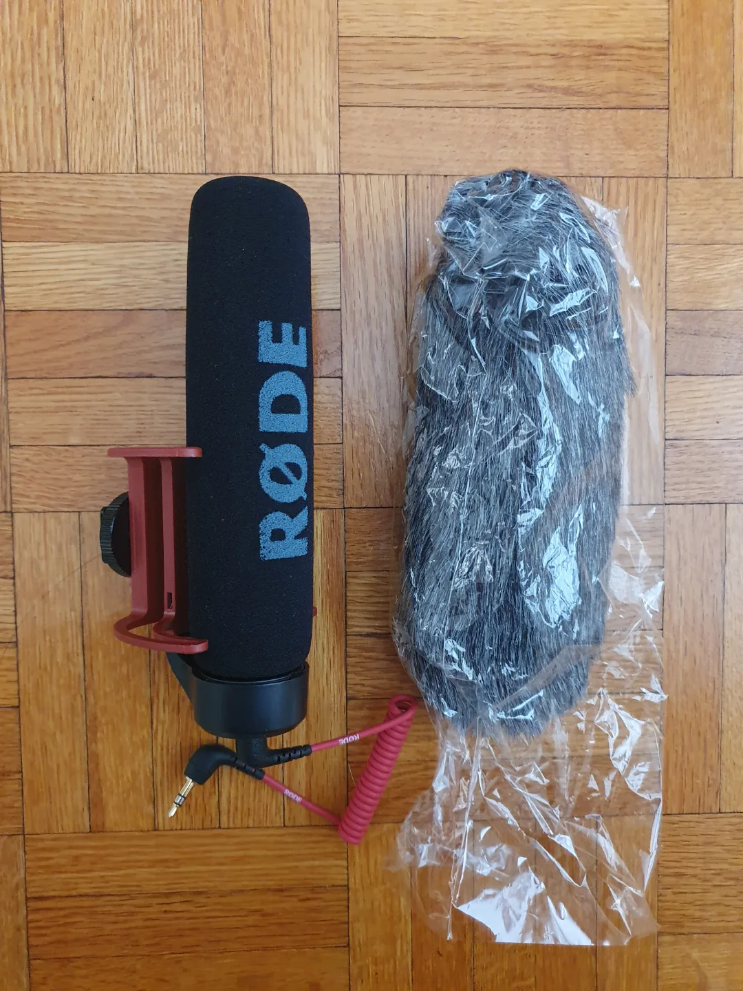 RØDE Microphone with Deadcat Windshield thumbnail