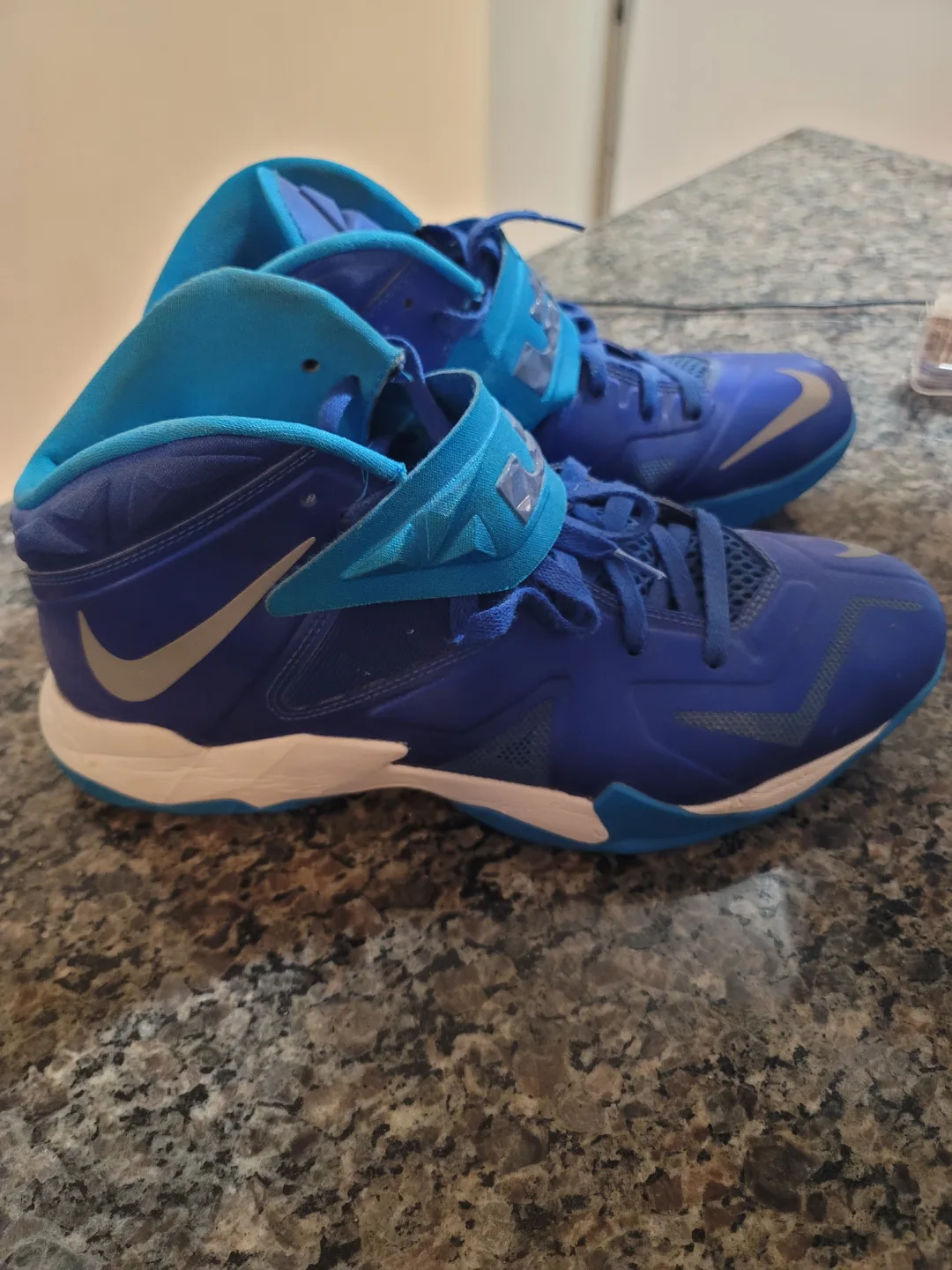 Nike LeBron Soldier 7 Basketball Shoes - Size 12 image indicator(2)