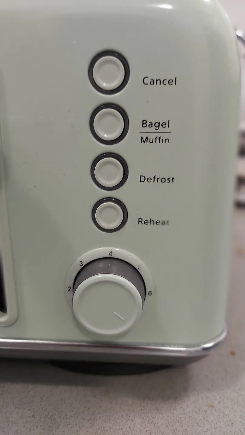 Buydeem 4 slice toaster, like new in green image indicator(2)