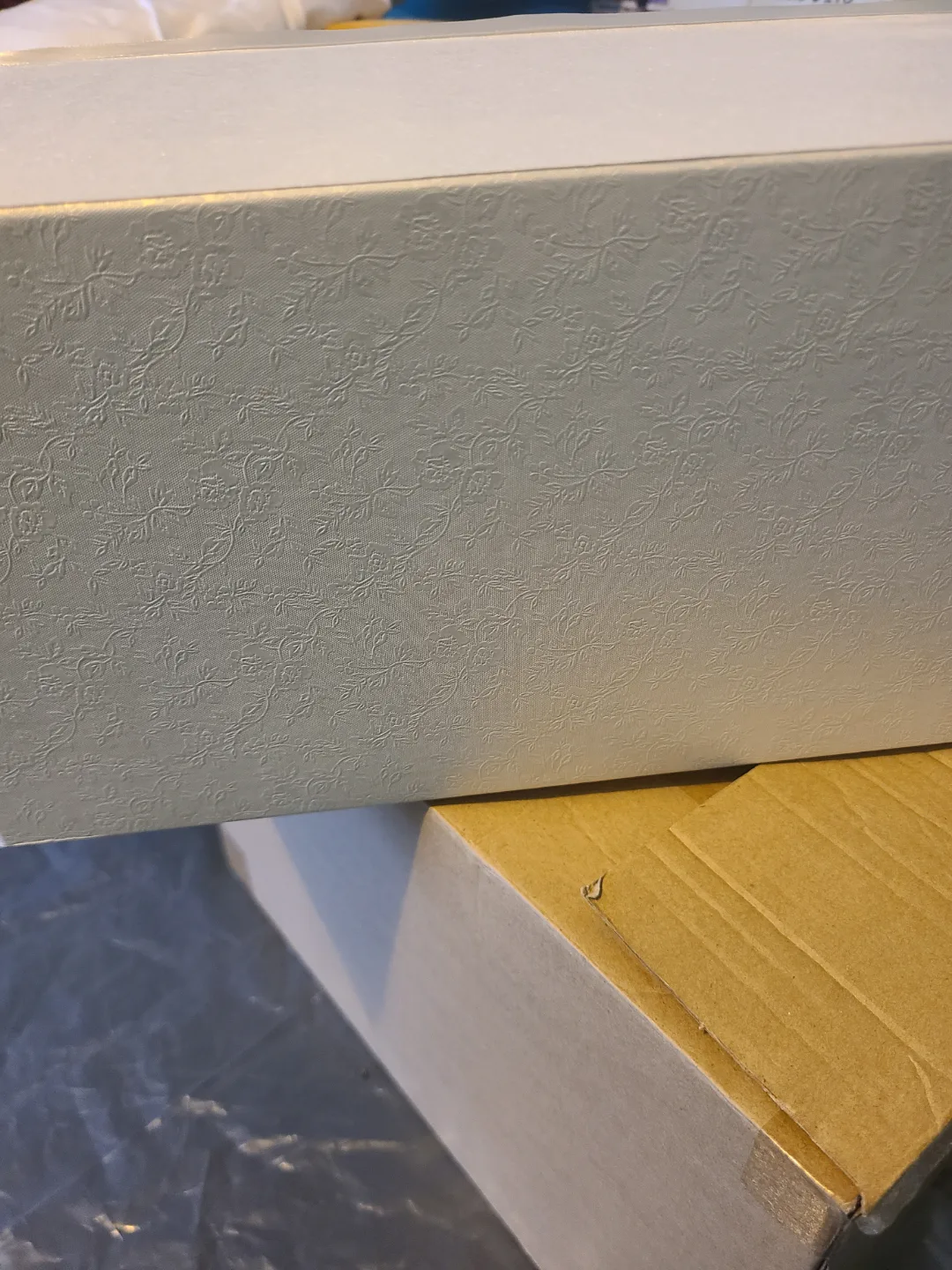 White Wedding Favor Box with Rhinestone Bow image indicator(8)