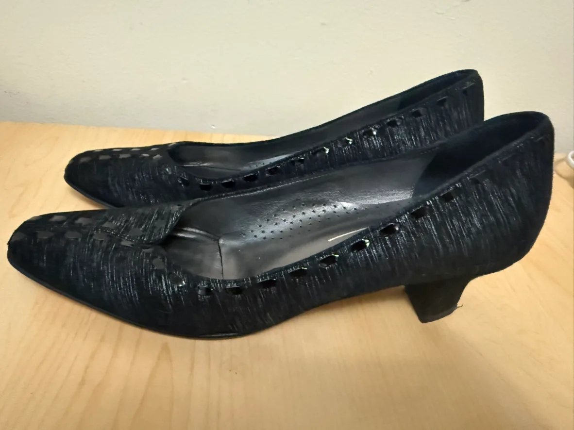 Roberto Capucci Women's Black Heels, Size 7 1/2 AA image indicator(2)