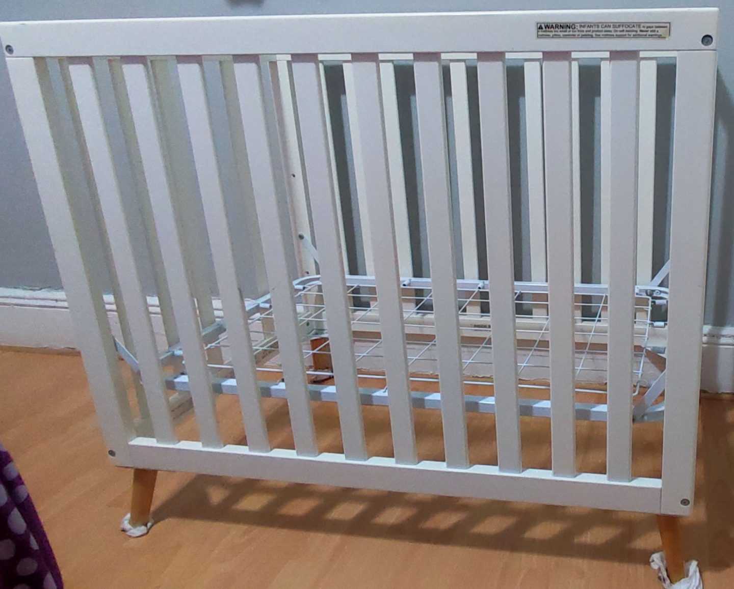 White Mini Crib with Wooden Legs - photo 3