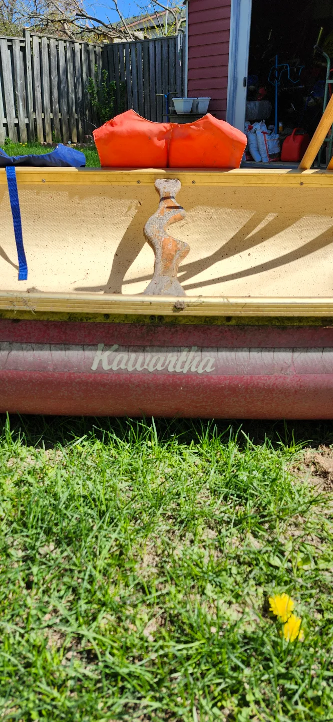 15.5 ft Fibreglass canoe with paddles and life jackets image indicator(3)